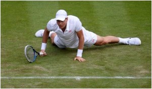 Tennis stars slip and fall at Wimbledon